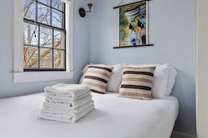 3 bedrooms, iron/ironing board, travel crib, WiFi - The Copper | 1 Block to King, Bright + Modern (Charleston)