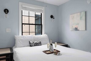 3 bedrooms, iron/ironing board, travel cot, WiFi - The Copper | 1 Block to King, Bright + Modern (Charleston)