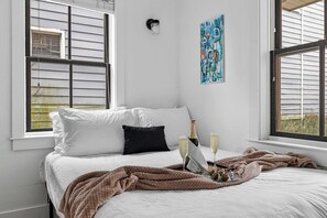 3 bedrooms, iron/ironing board, travel cot, WiFi - Downtown 3bd Home, Steps to King St! (Charleston)