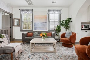 TV, offices - Downtown 3bd Home, Steps to King St! (Charleston)