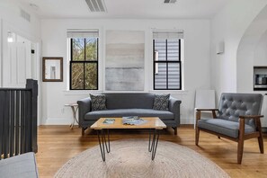 TV, offices - Downtown 3bd Home, Steps to King St! (Charleston)