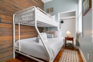 3 bedrooms, iron/ironing board, travel crib, WiFi - Ebony & Ivory | Lofted Charm with Fireplace! (Charleston)