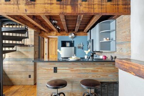 冷蔵庫、電子レンジ、オーブン、コンロ