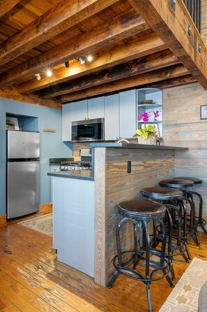 ثلاجة، ميكروويف، فرن، موقد طهي مسطح