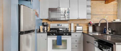 Refrigerador, microondas, horno y parrilla de estufa