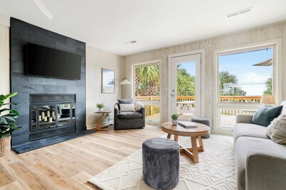 Beach + Bay Views: Folly 2 Bedroom Escape!