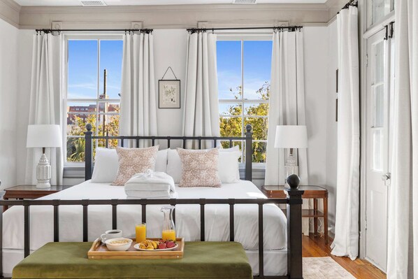 4 bedrooms, desk, iron/ironing board, travel crib