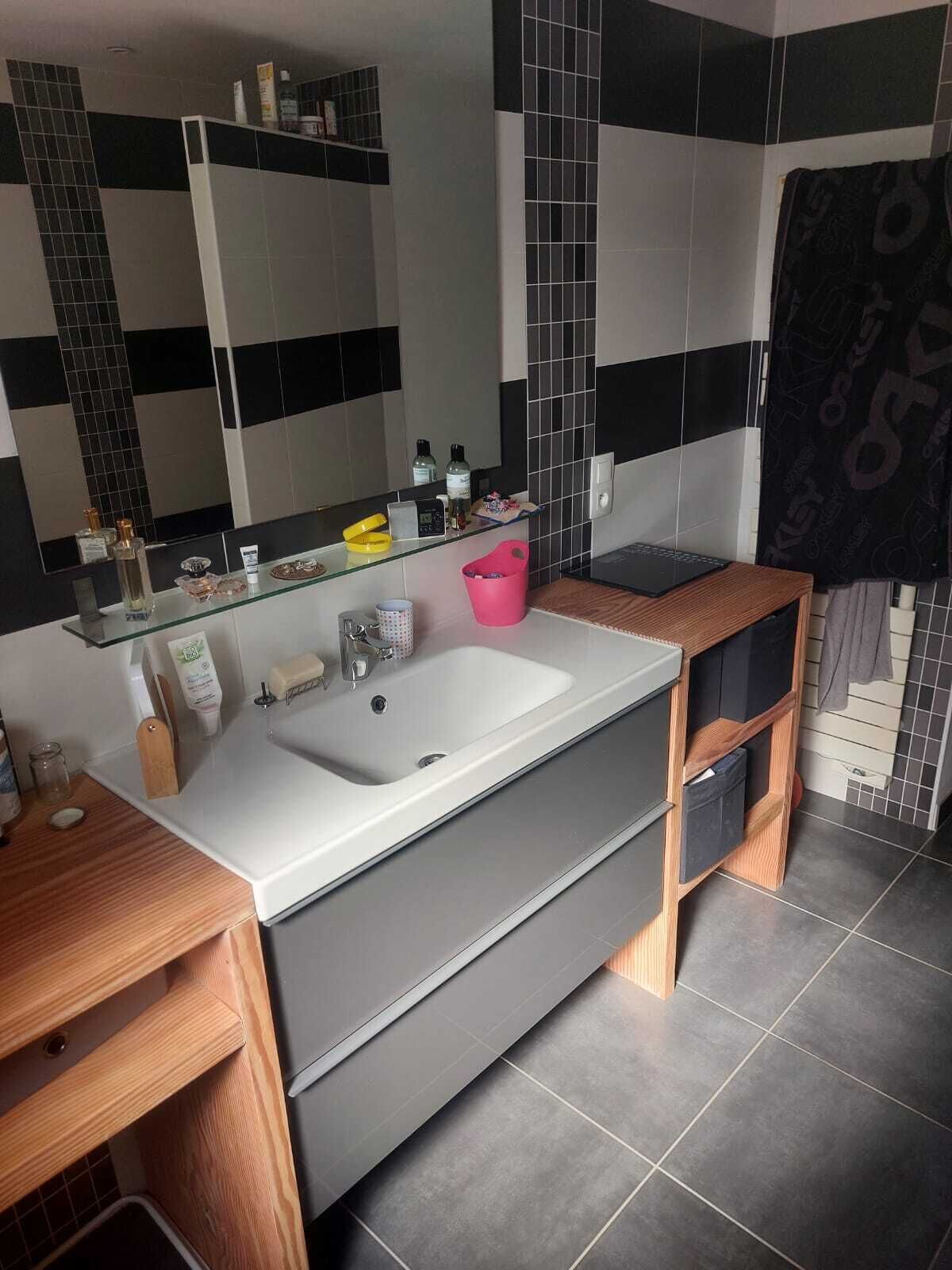 Sèche-cheveux, serviettes fournies, savon, papier toilette