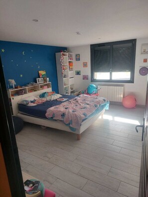 Tabla de planchar con plancha, wifi y ropa de cama 