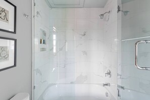 Douche, séchoir à cheveux, serviettes fournies