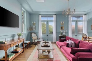 TV, offices - Historic Award-Winning 4bd Home Near King St (Charleston)