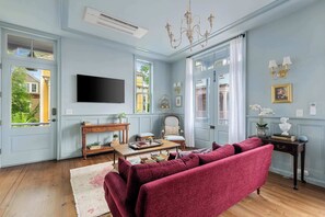 TV, offices - Historic Award-Winning 4bd Home Near King St (Charleston)