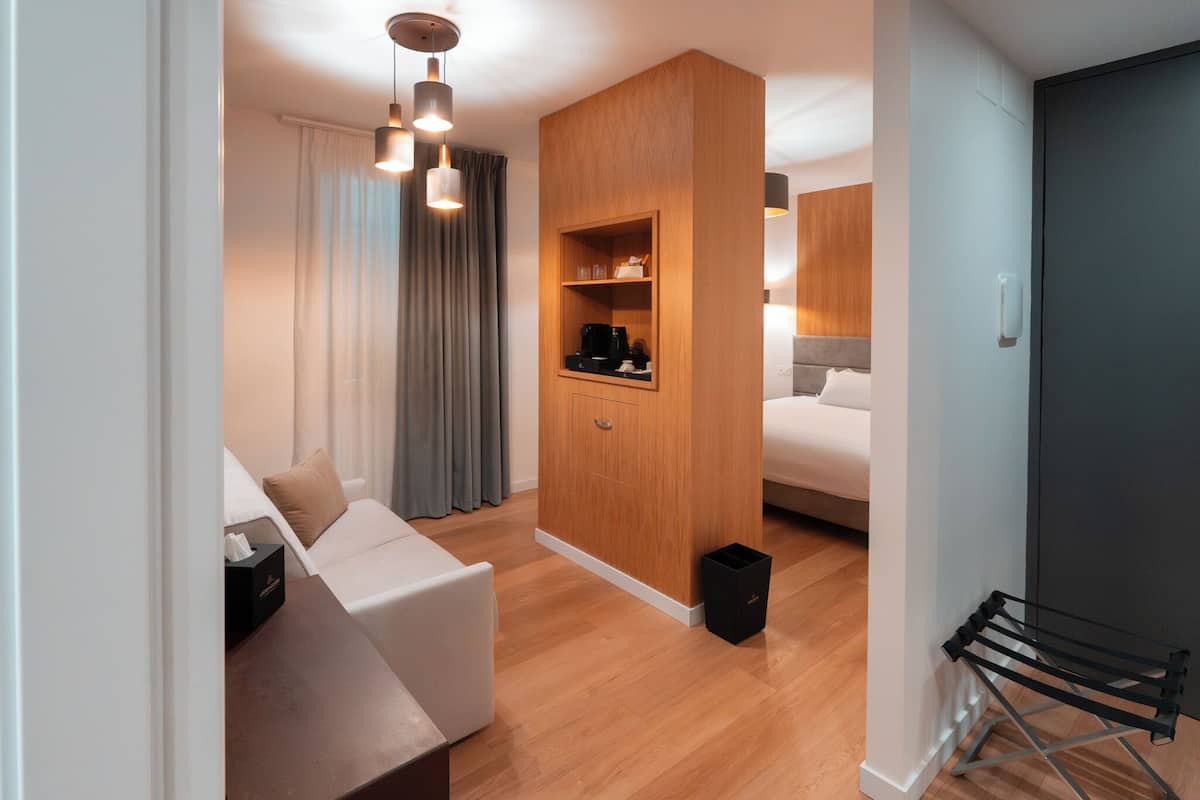 Deluxe driepersoonskamer | Een kluis op de kamer, verduisterende gordijnen, geluiddichte muren