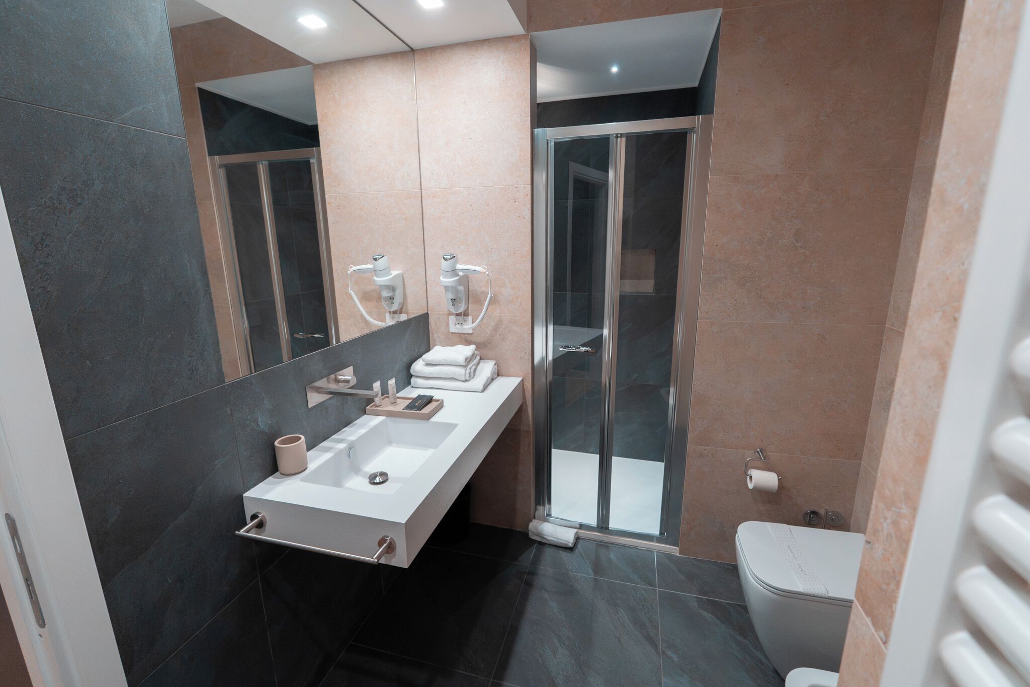 Tripla Deluxe | Bagno | Doccia, asciugacapelli, pantofole, asciugamani