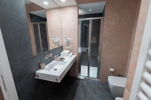 Deluxe-Dreibettzimmer | Badezimmer | Dusche, Haartrockner, Hausschuhe, Handtücher