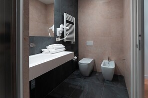 Een douche, een haardroger, pantoffels, handdoeken