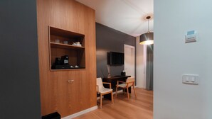 Deluxe tweepersoonskamer | Een kluis op de kamer, verduisterende gordijnen, geluiddichte muren