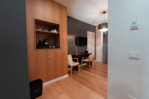 Deluxe tweepersoonskamer | Een kluis op de kamer, verduisterende gordijnen, geluiddichte muren