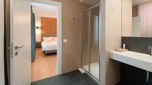 Deluxe tweepersoonskamer | Badkamer | Een douche, een haardroger, pantoffels, een bidet
