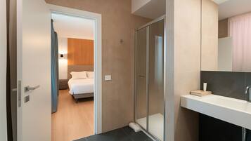 Deluxe-Doppelzimmer | Badezimmer | Dusche, Haartrockner, Hausschuhe, Handtücher