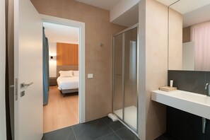Deluxe Double Room | Bathroom | Shower, hair dryer, slippers, towels