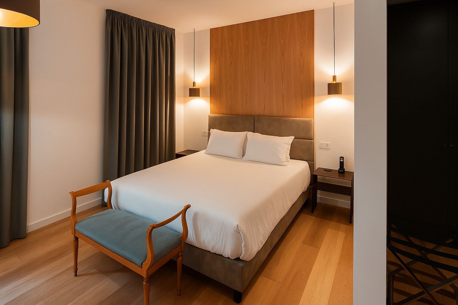 Deluxe tweepersoonskamer | Een kluis op de kamer, verduisterende gordijnen, geluiddichte muren