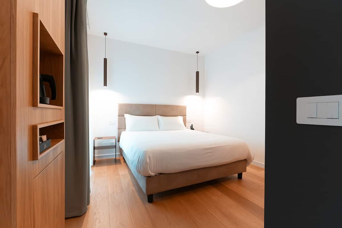 Standaard tweepersoonskamer | Een kluis op de kamer, verduisterende gordijnen, geluiddichte muren