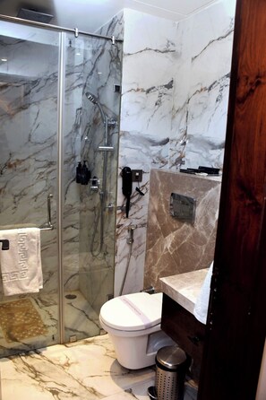 Regadera, regadera tipo lluvia, toallas, jabón 