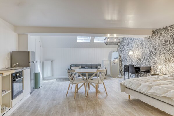 Deluxe Studio Suite | Desk, laptop workspace, free WiFi, bed sheets