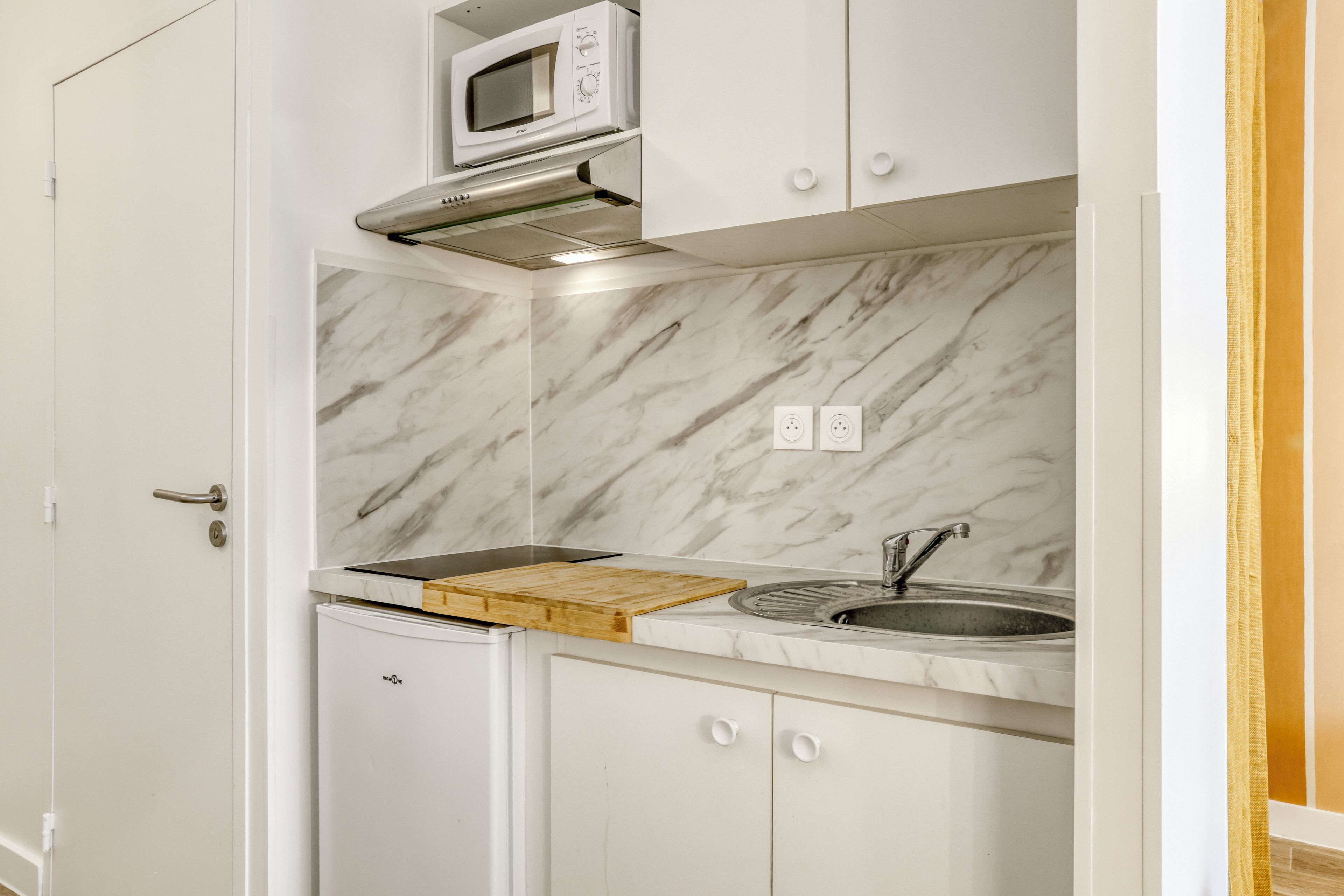 Superior Studio | Private kitchen | Mini-fridge, microwave, stovetop, espresso maker
