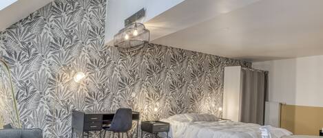 Estudi en suite Deluxe | Escriptori, espai de treball apte per a portàtils i wifi gratuïta