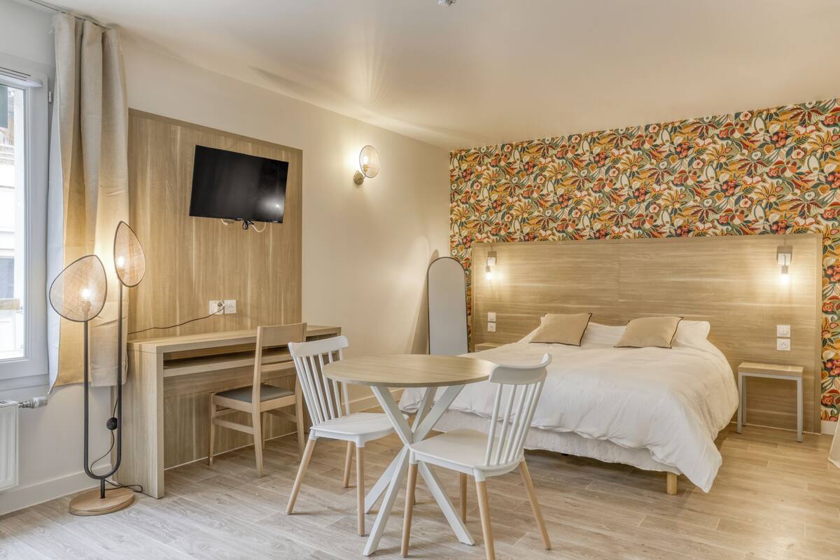 Comfort Studio Suite, Kitchenette | Desk, laptop workspace, free WiFi, bed sheets