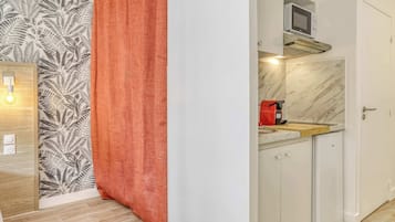 Fridge, microwave, stovetop, coffee/tea maker