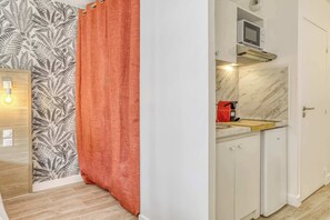 Fridge, microwave, stovetop, coffee/tea maker