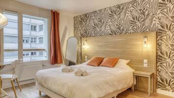 1 slaapkamer, een bureau, een strijkplank/strijkijzer, wifi