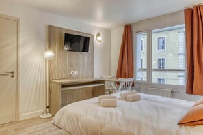 1 habitación, escritorio, tabla de planchar con plancha y wifi 