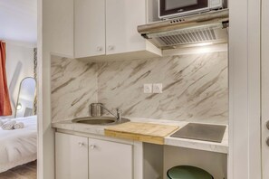 1 habitación, escritorio, tabla de planchar con plancha y wifi 