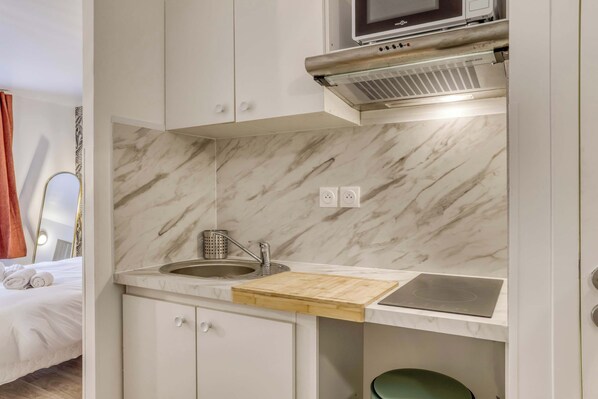 1 habitación, escritorio, tabla de planchar con plancha y wifi 