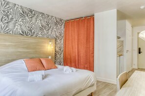 1 habitación, escritorio, tabla de planchar con plancha y wifi 