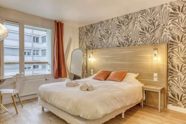 1 bedroom, desk, iron/ironing board, WiFi