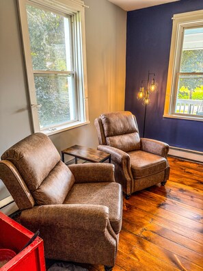 Smart TV - Elk Creek Farmhouse near Penn State! (Millheim)