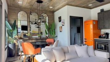 Smart TV, books, stereo