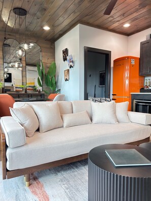 Smart TV, books, stereo
