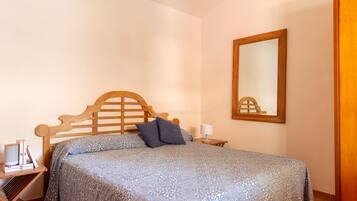 Apartment | Cribs/infant beds, bed sheets