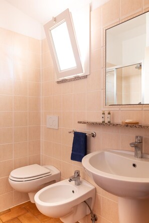 Apartment | Bathroom - Residence with swimming pool in Albinia just 150 mt from the beach (Orbetello)