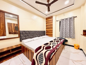 Habitación triple superior | Ropa de cama de alta calidad y escritorio