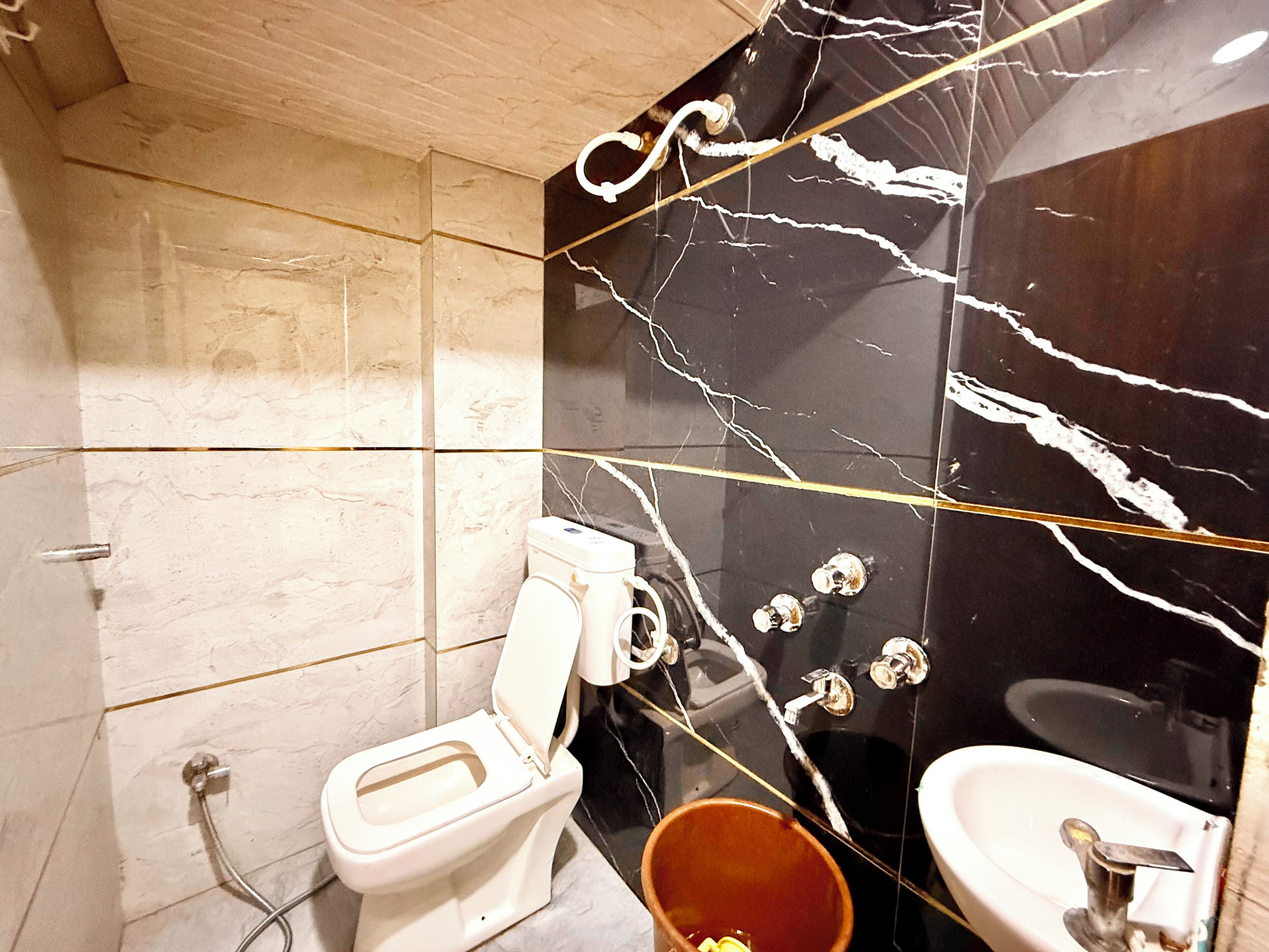 A bathroom with a toilet, bidet, and sink.