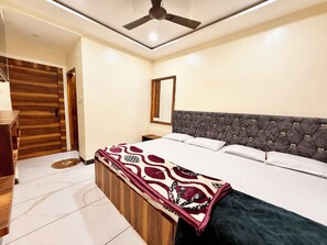 Habitación cuádruple superior | Ropa de cama de alta calidad y escritorio
