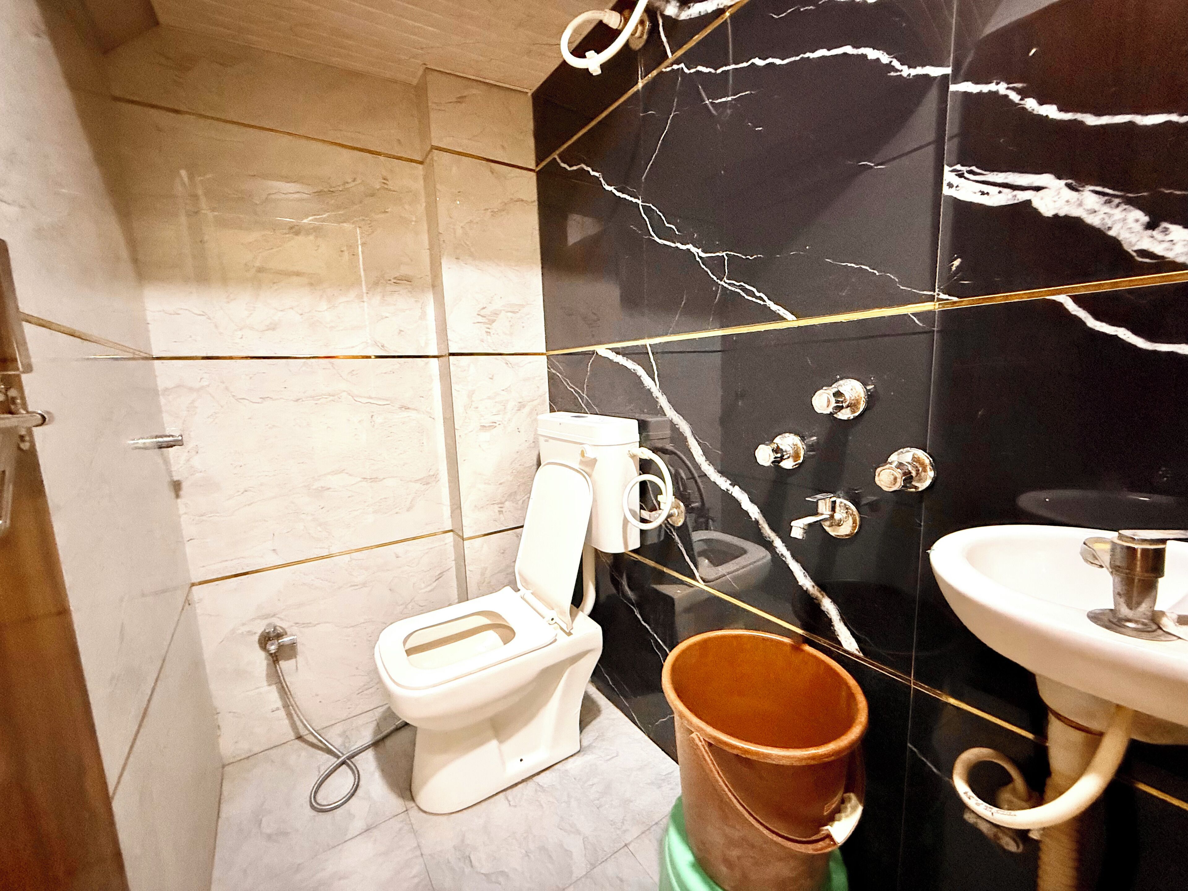 Ducha, cabezal de ducha tipo lluvia, bidet, toallas