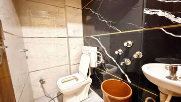 Ducha, cabezal de ducha tipo lluvia, bidet, toallas